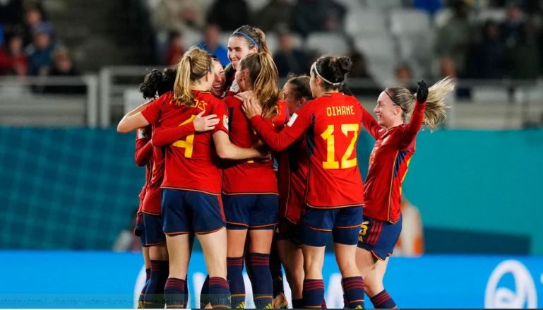 5-star Spain cruise into knockouts after thumping Zambia